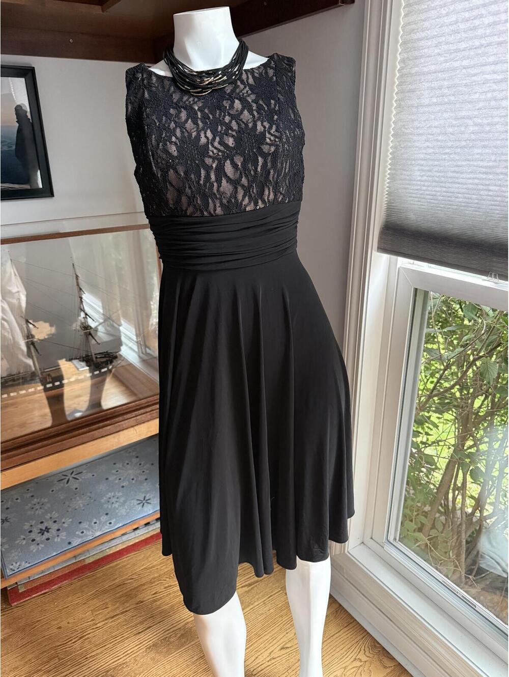 Jessica Howard Black Lace Dress with Matching Necklace – Size 10